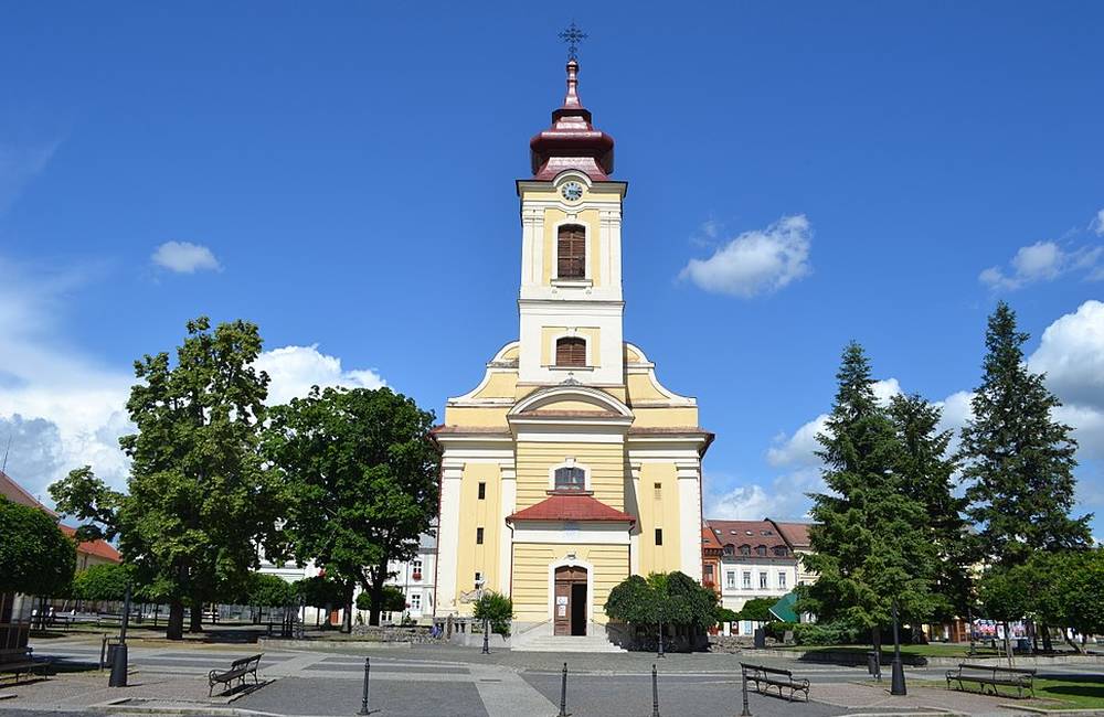 Foto: Na kostol namaľoval vulgarizmy a satanistické symboly, miestny farár podal trestné oznámenie