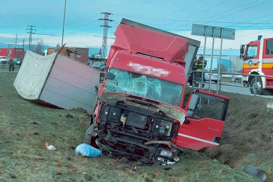 Foto: Vo Zvolene narazilo nákladné auto do zastávky. Vodiča vymrštilo z kabíny, jednu ženu previezli do nemocnice