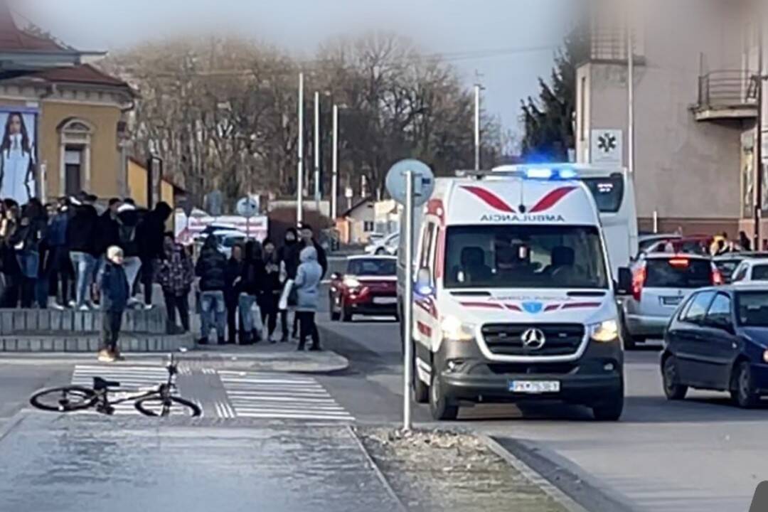 Foto: V Rimavskej Sobote pri stanici sa strhla hromadná bitka. Začala útokom skupiny na troch mužov