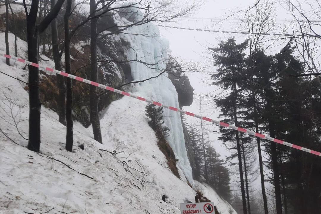 Foto: Obľubený ľadopád na Skalke pri Kremnici uzavreli. Hrozí, že bude padať ľad