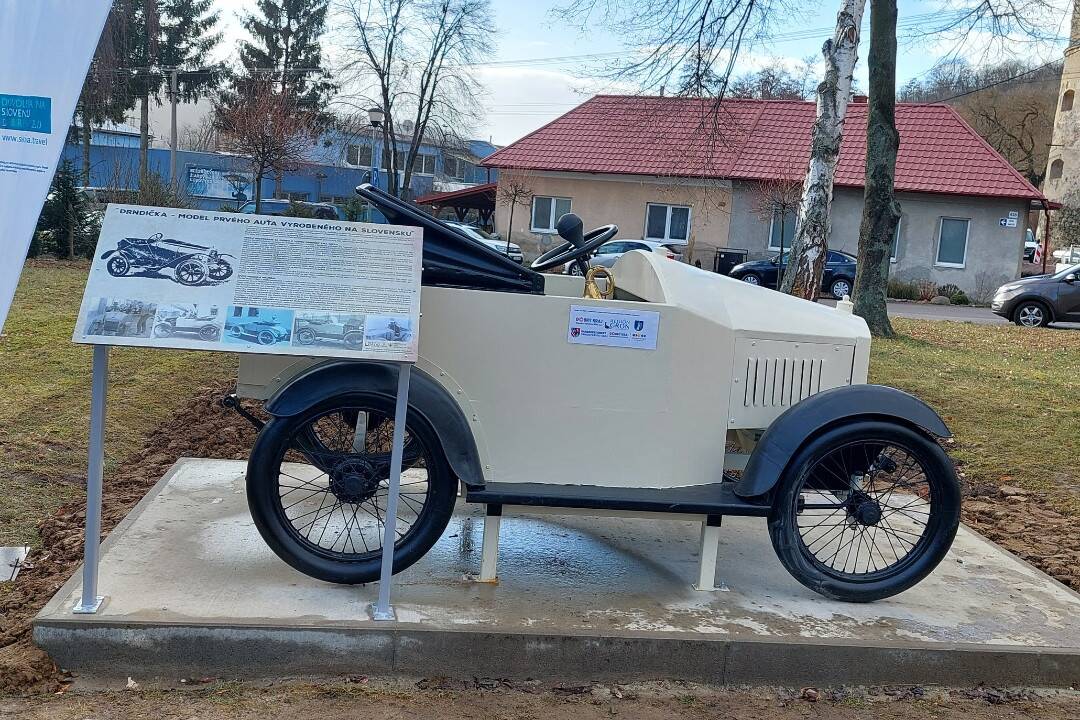 FOTO: V Hronskom Beňadiku sa pýšia "Drndičkou". Ide o repliku prvého slovenského auta