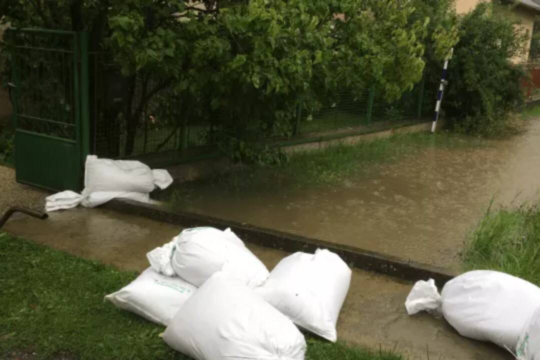 Foto: Vlnu tepla vystriedal silný dážď. V Banskobystrickom kraji hrozia povodne a zosuvy pôdy