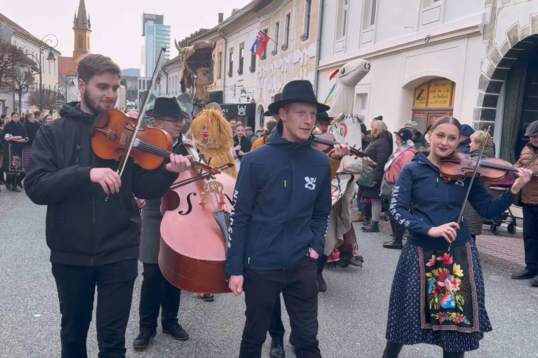 Foto: VIDEO: Fašiangový sprievod Banskou Bystricou vyvrcholil na Námestí SNP. Takto sa zabávali miestni obyvatelia