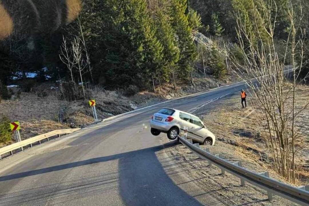 Foto: Vodičov potrápila ranná námraza na Donovaloch. Jedno auto skončilo na zvodidle