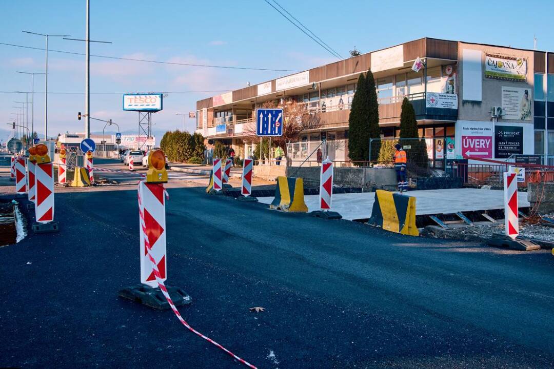 Foto: Žiar nad Hronom: Ulicu SNP dokončia do konca apríla. Rekonštrukcia mosta ponad železničnú trať je v nedohľadne