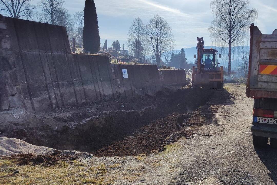 Foto: V Brezne na starom cintoríne rozširujú hrobové miesta. Majú byť hotové už o niekoľko mesiacov