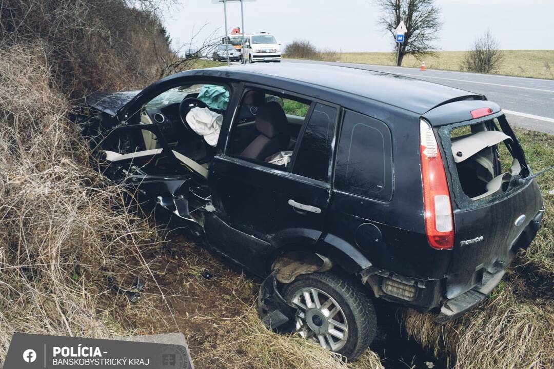 FOTO: Na križovatke pri Lučenci sa zrazili štyri autá, škody odhadujú na 12-tisíc eur