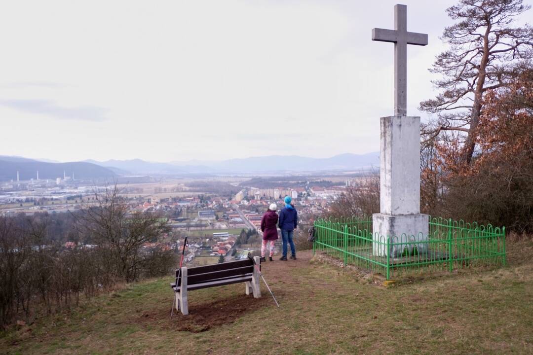 Foto: Na žiarskom Šibáku pribudli nové lavičky. Výhľadom na okolie sa môžete kochať posediačky 