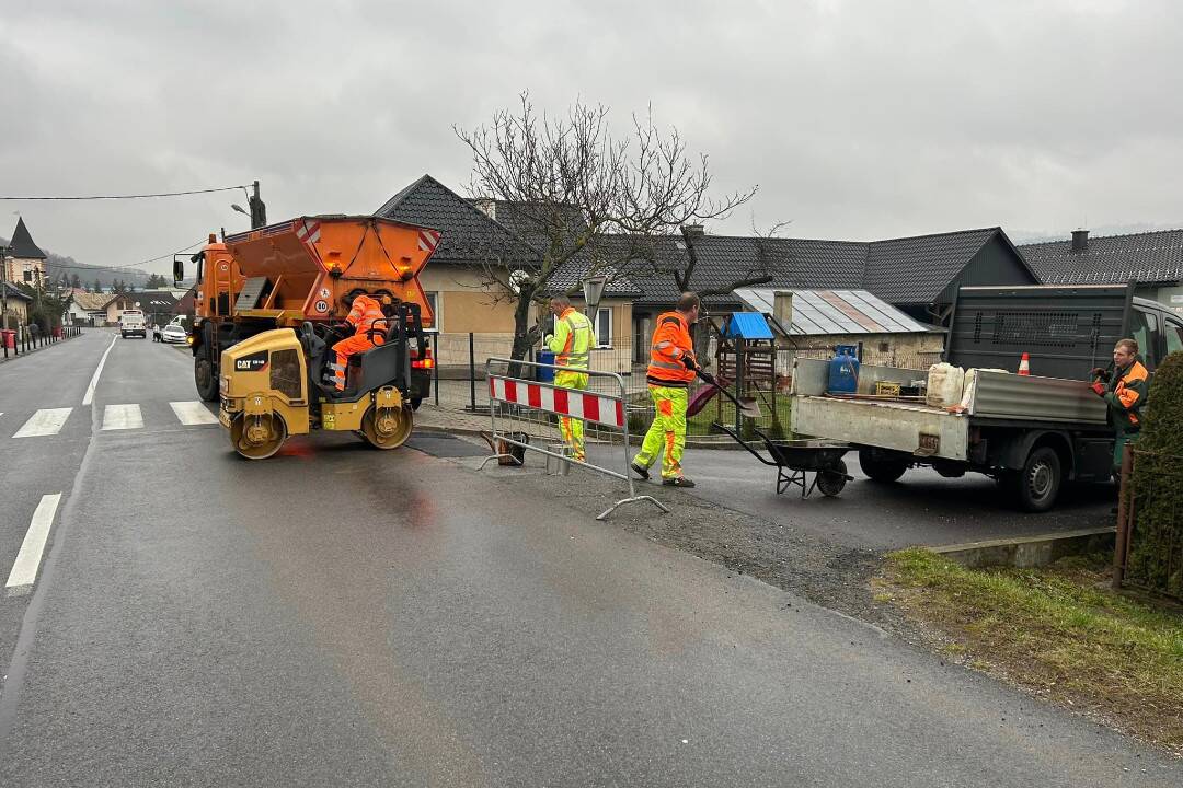 Foto: VIDEO: V Banskej Bystrici opravujú rozbité cesty na viacerých uliciach