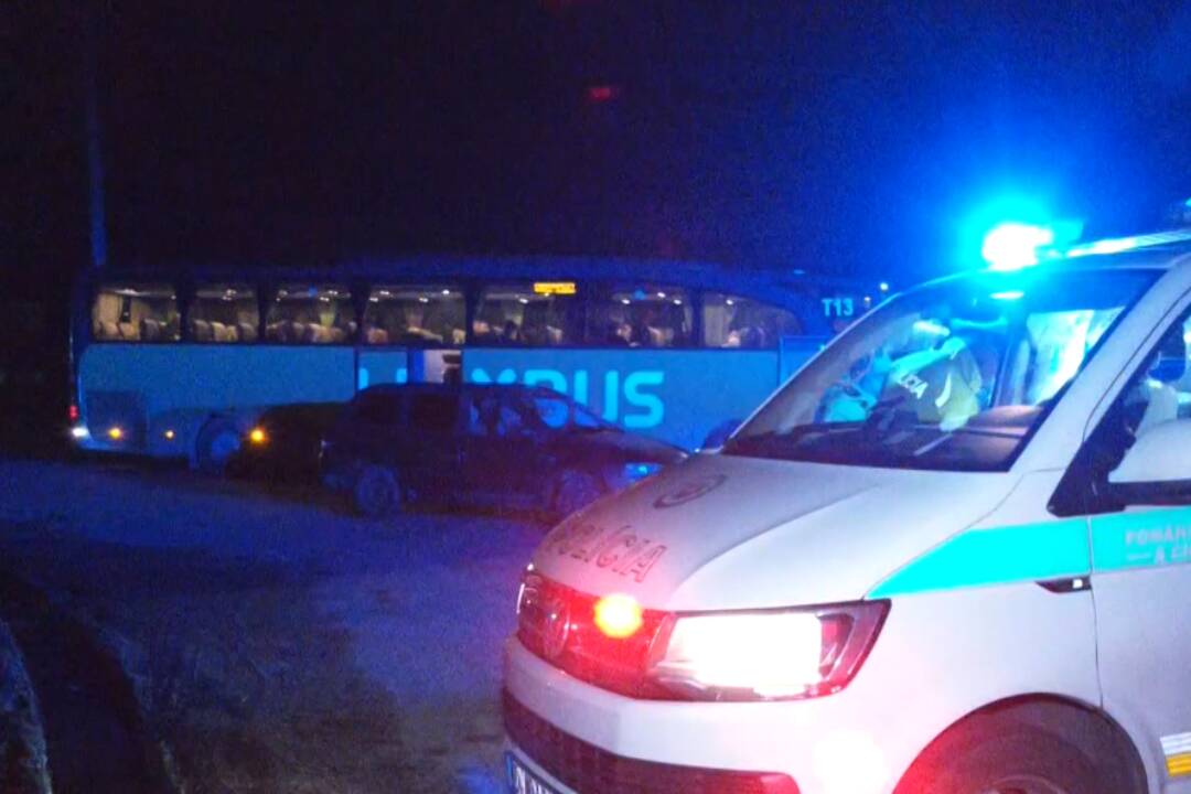 Foto: Zrazilo sa auto, autobus a aj kamión. Dopravná nehoda medzi Zvolenom a Krupinou spôsobila dlhé kolóny