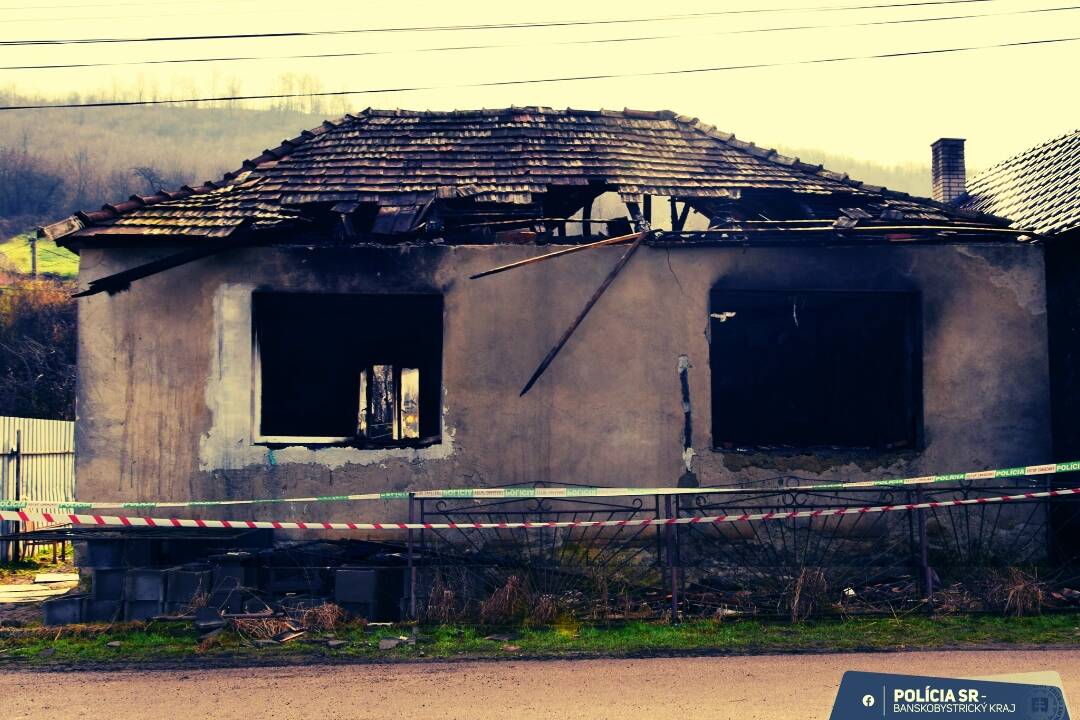 FOTO: V obci Hodejov zhorel rodinný dom. Požiar zničil celý interiér, priestory sú neobývateľné