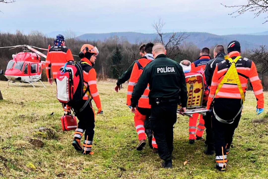 FOTO: Policajti v Detve pomáhali pri transporte muža, ktorého ťažko poranila motorová píla