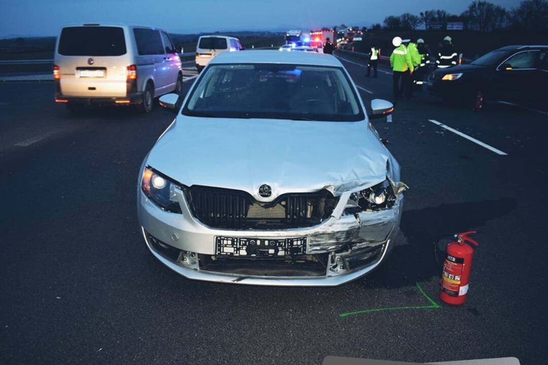 FOTO: Traja zranení a škoda 14-tisíc eur. Pri Lovinobani sa zrazili dve autá, v jednom sedelo aj dieťa