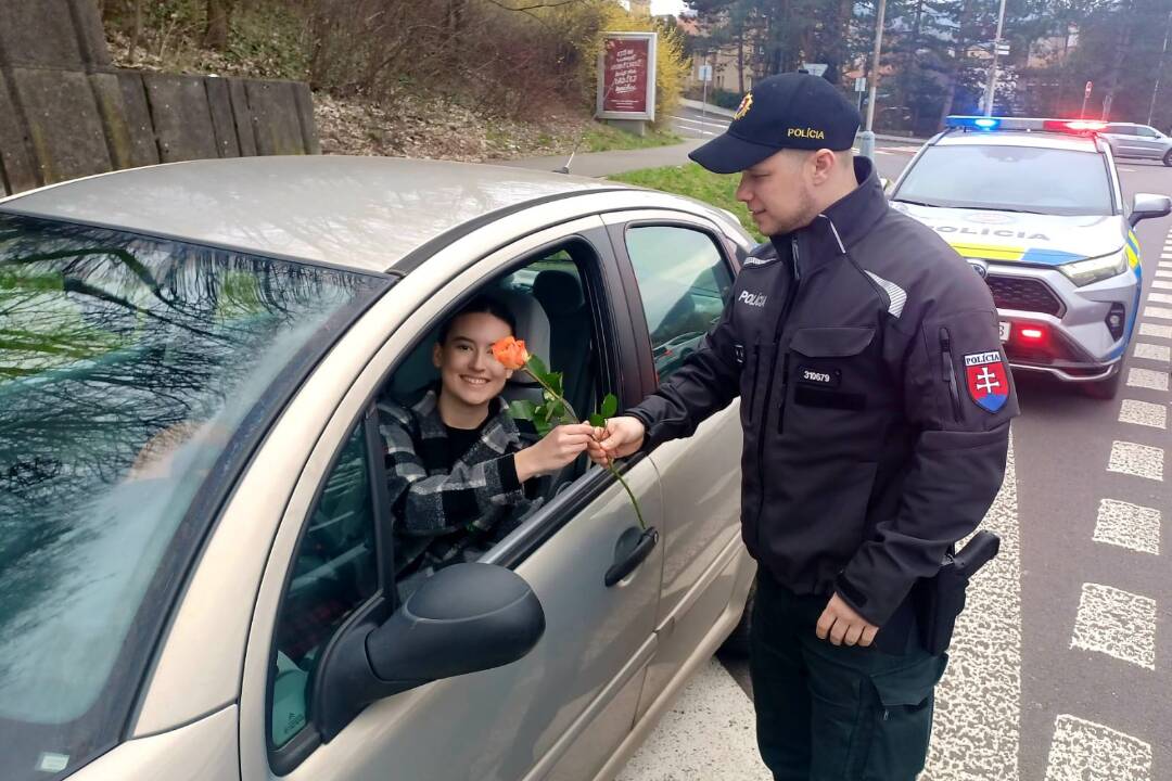 FOTO: Dnes je Medzinárodný deň žien. Banskobystrickí policajti namiesto pokút rozdávali kvety