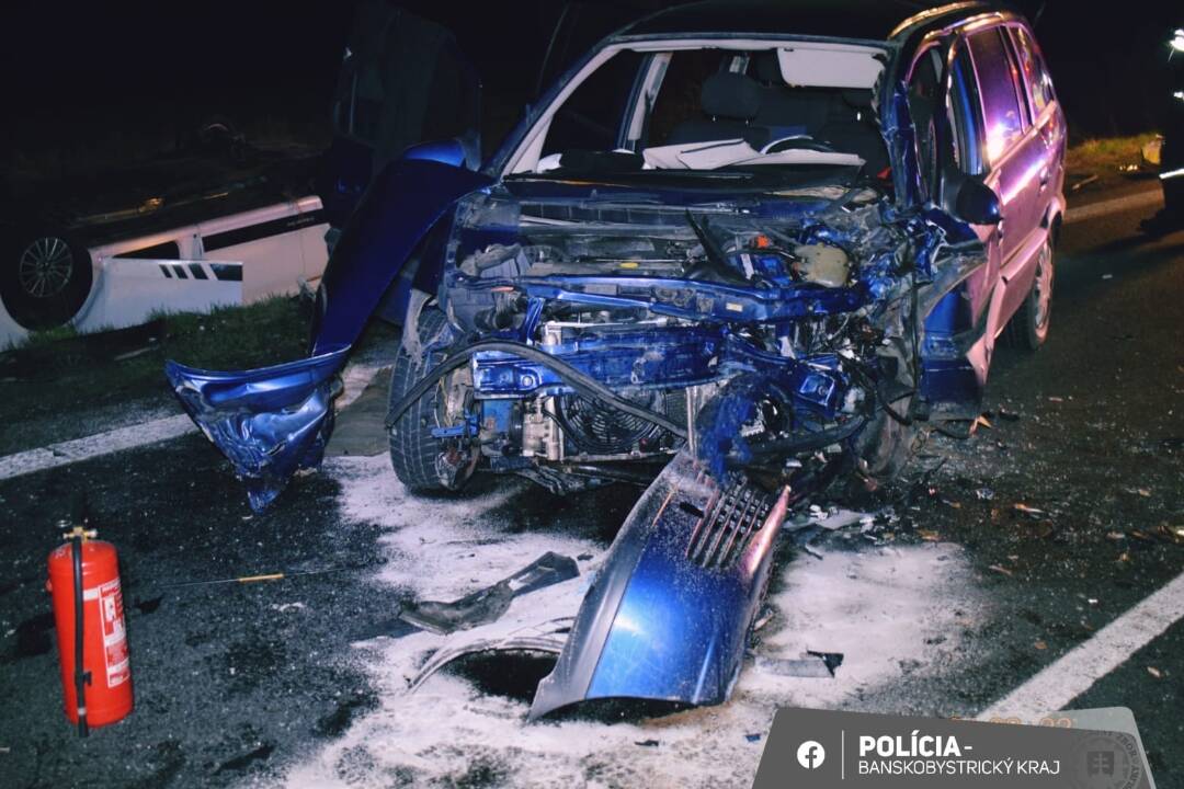 FOTO: V okrese Lučenec došlo k dopravnej nehode. Jeden z vodičov skončil s ťažkými zraneniami