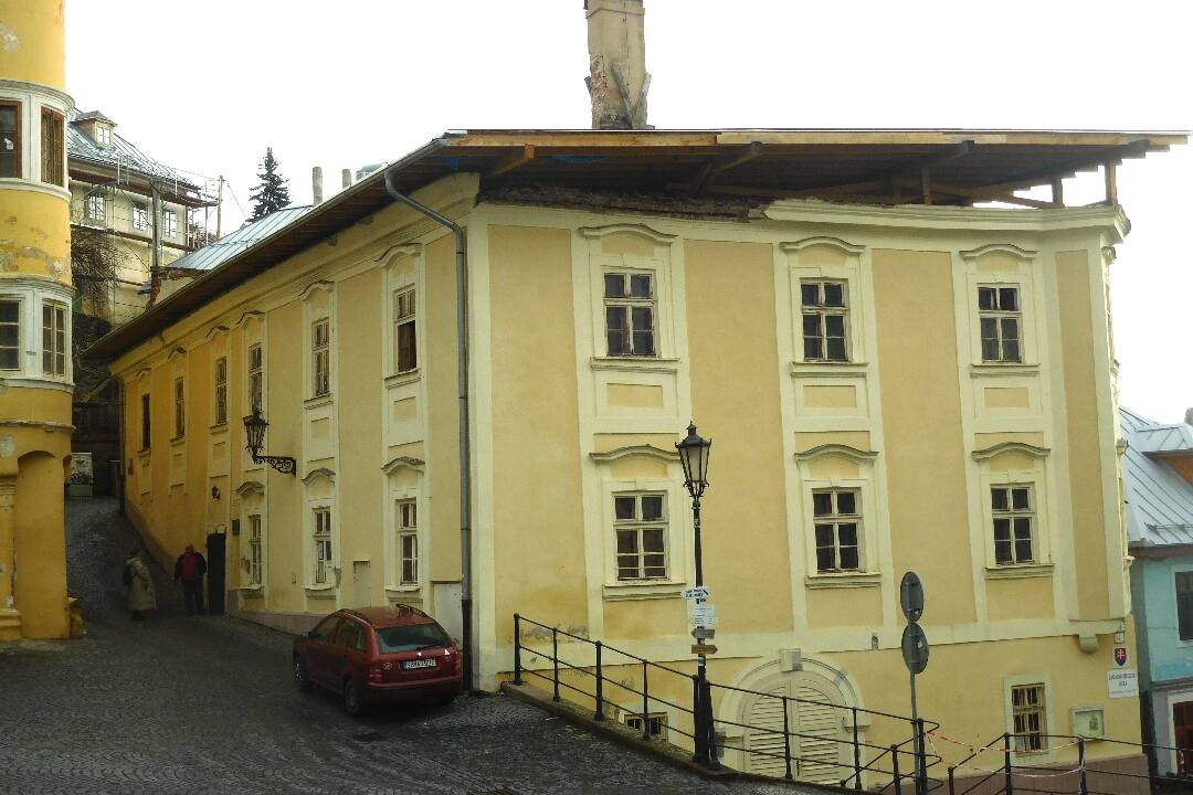 FOTO: Poškodil ho požiar, život mu vdýchne 40 tesárov. V Banskej Štiavnici opravia Szitnyayovský dom