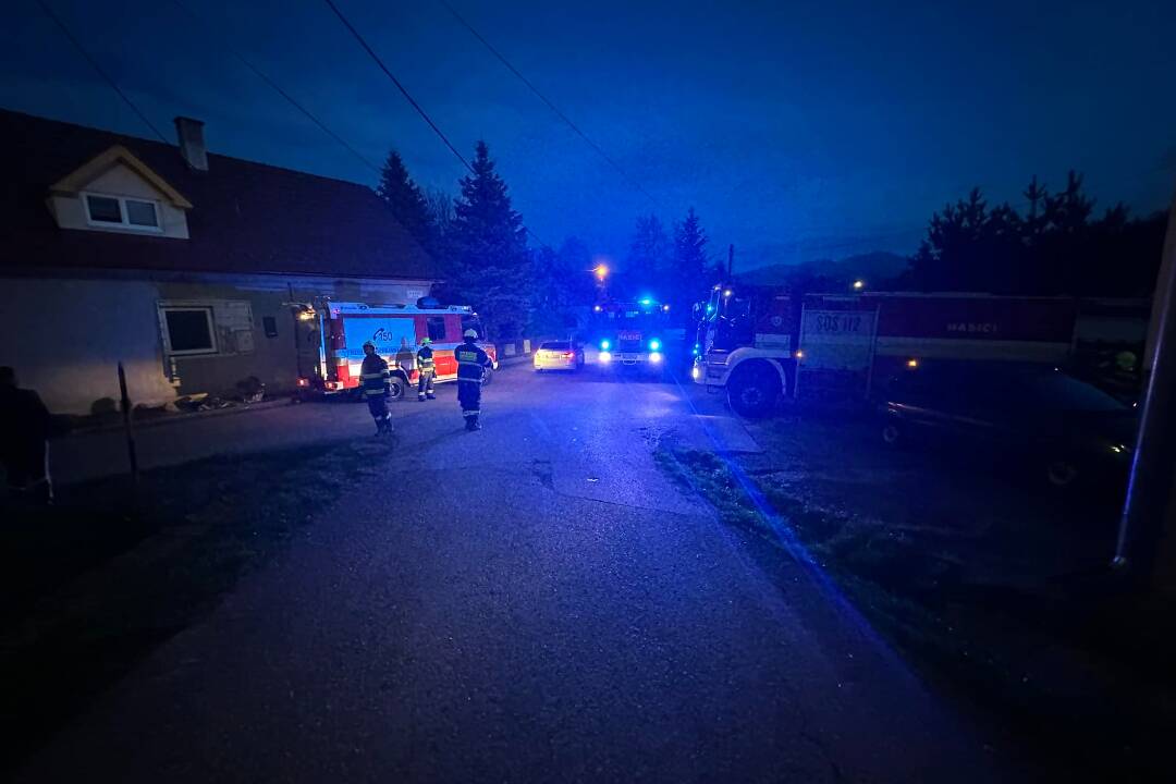 Foto: Hlúpy žart môže vyjsť vinníka draho. Žarnovickí hasiči sa ponáhľali k požiaru, ktorý neexistoval