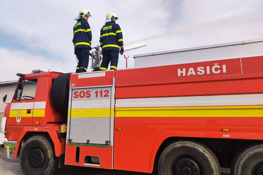 Foto: V žarnovickej továrni vypukol požiar: Na mieste zasahovali hasiči