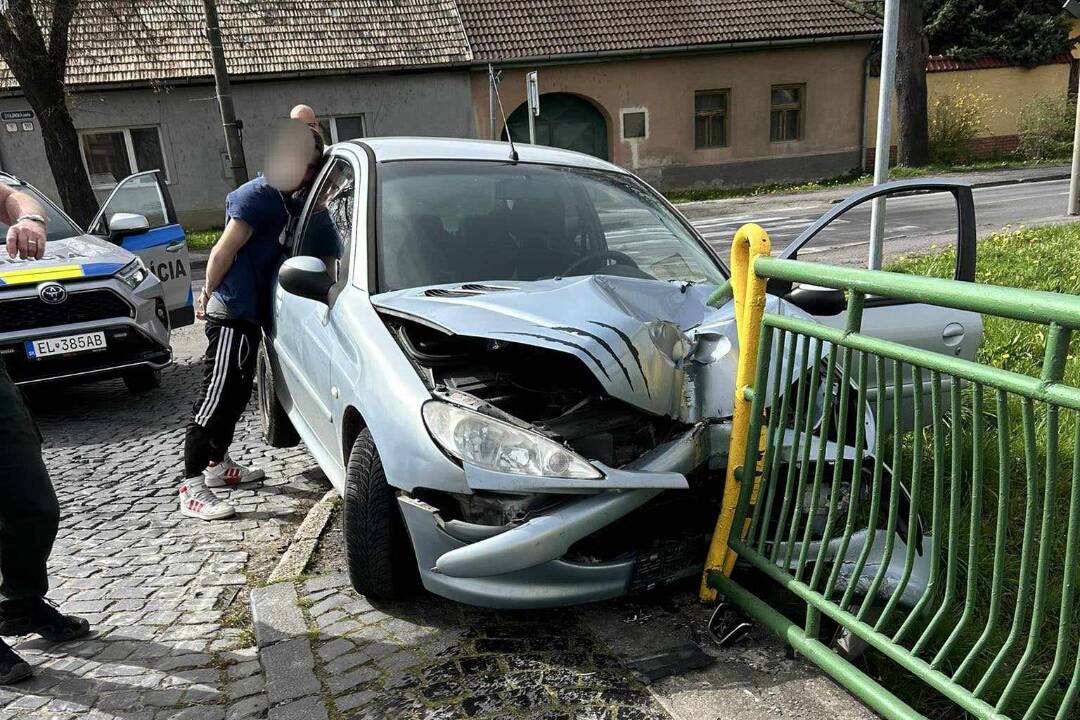 FOTO: Veľkonočná naháňačka skončila rozbitým autom. Krupinská polícia zadržala problémového muža