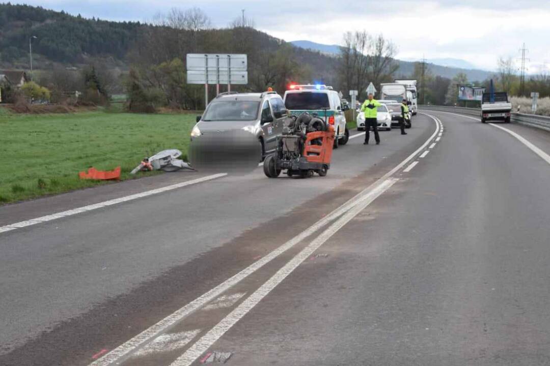 Foto: Dopravná nehoda pri Slovenskej Ľupči. Dodávka narazila do cestárov, ktorí pracovali na ceste