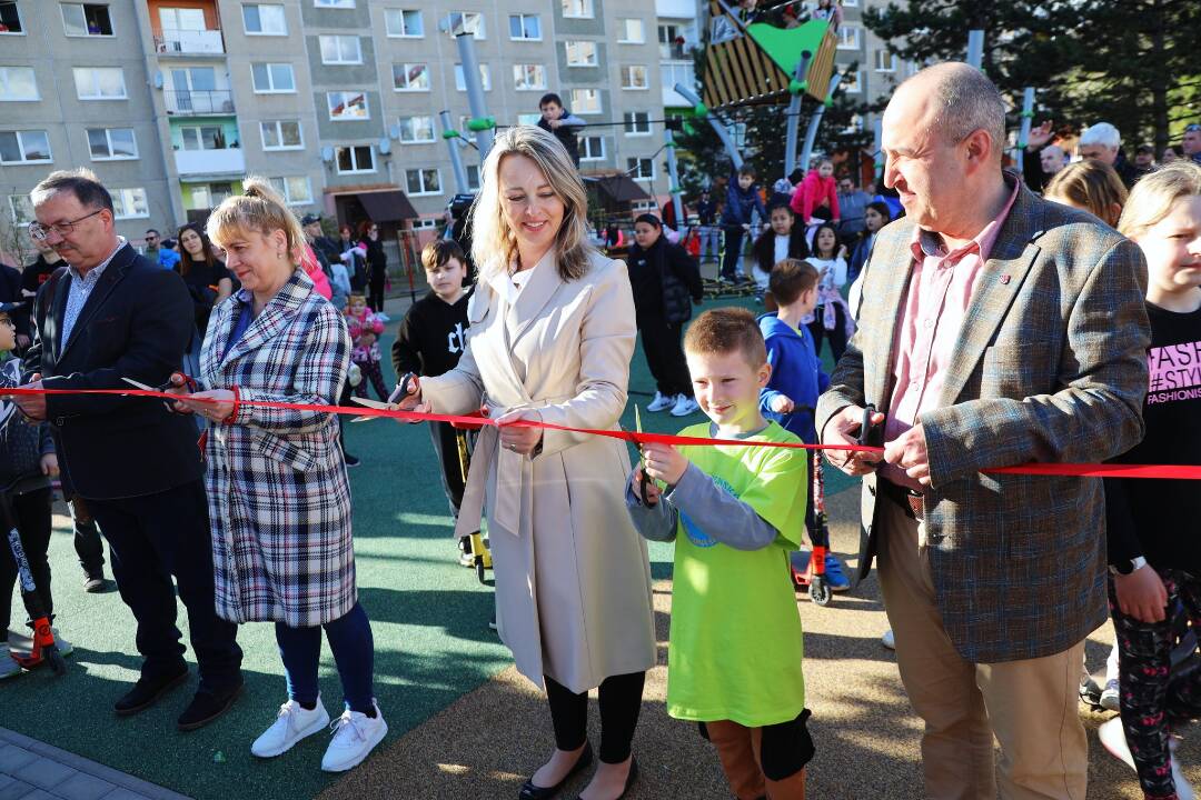 FOTO: Zeleň, oddych a zábava pre všetkých. Revúca otvorila vynovený vnútroblok za státisíce eur