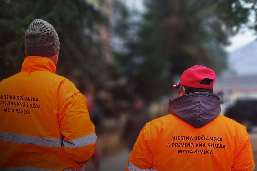 Foto: Krádeže či záškoláctvo. Občianske hliadky v Revúcej riešia rôzne problémy, mesto je s nimi spokojné