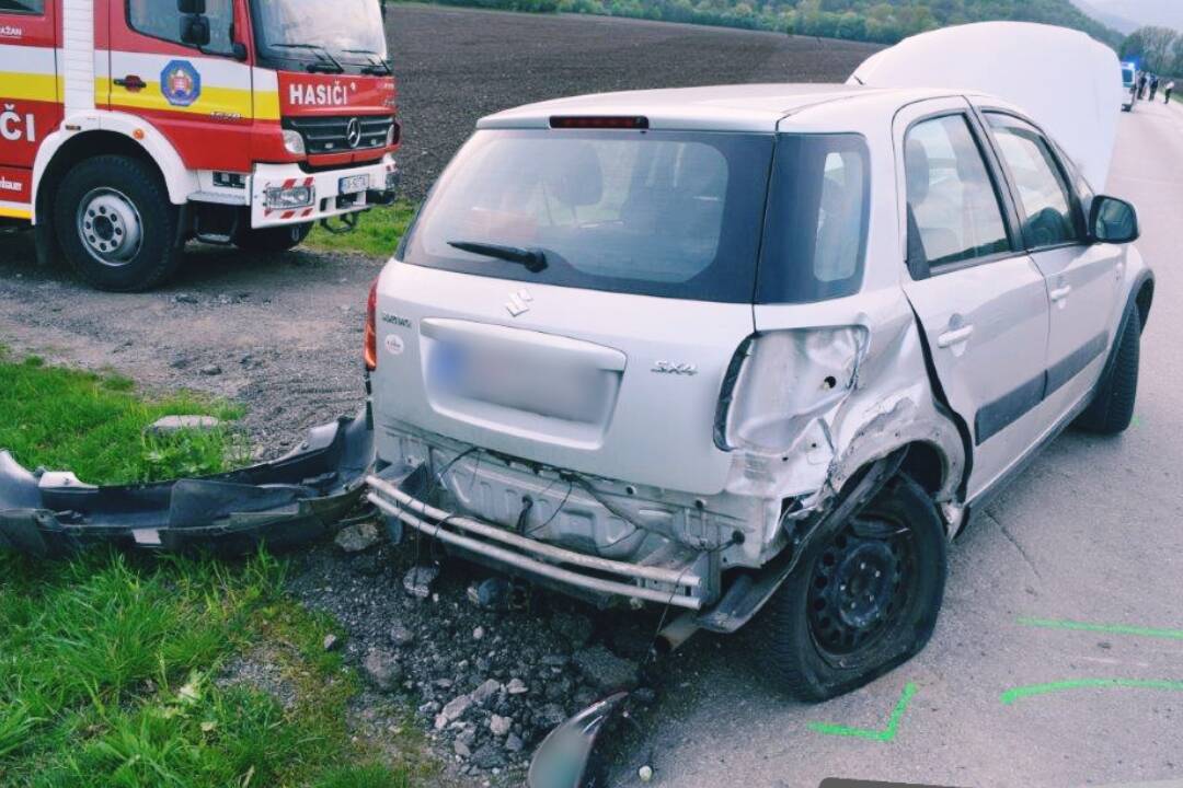 FOTO: Medzi Revúcou a Muránskou Dlhou Lúkou sa zrazilo auto s motocyklom