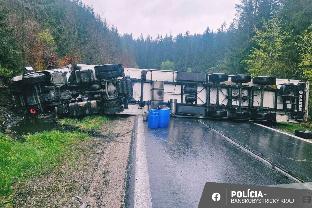 Foto: V okrese Kremnica je neprejazdná cesta. Vážna nehoda kamióna