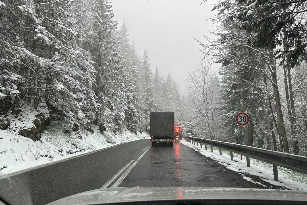 Foto: Výstraha pre vodičov: banskobystrické horské prechody sú zasnežené