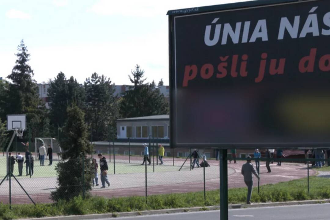 Foto: Vulgárny bilbord Kotlebovcov pri základnej škole v Banskej Bystrici odstránili. Teší sa riaditeľ aj rodičia detí