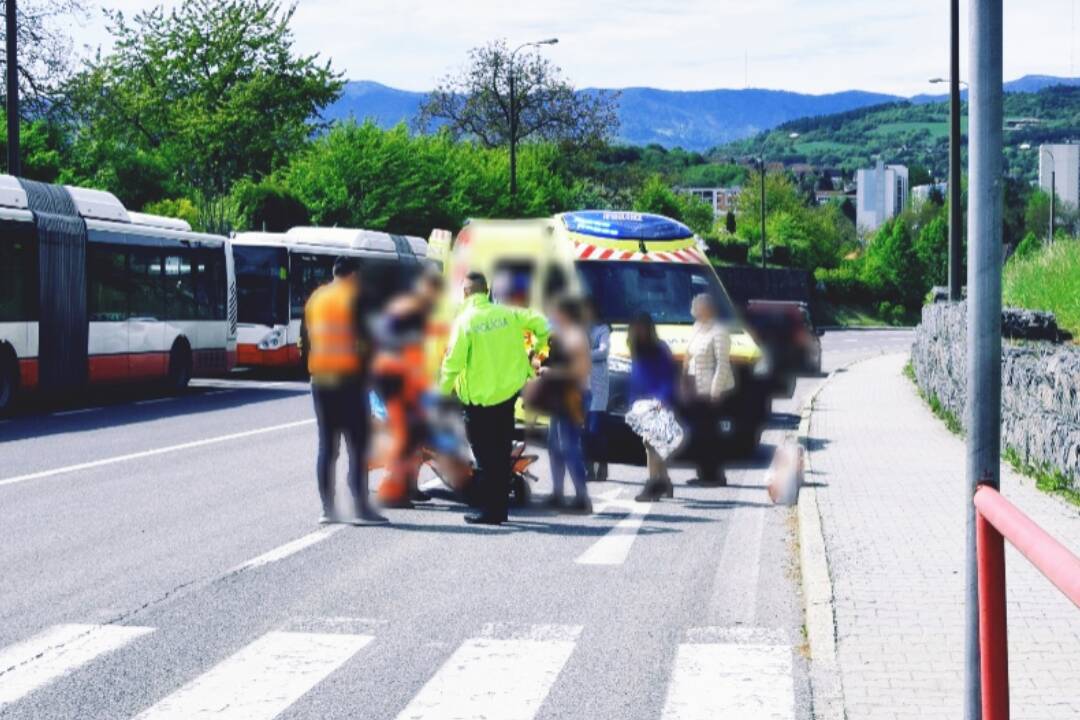 Foto: Dôchodkyňa zrazila dôchodkyňu. Polícia hľadá svedkov kurióznej nehody v Banskej Bystrici