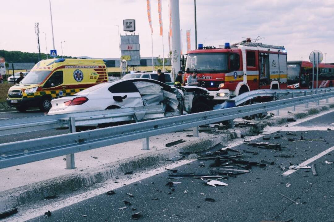 FOTO: Vážne vyzerajúca nehoda vo Zvolene. Vodič si rýchlou jazdou zničil auto