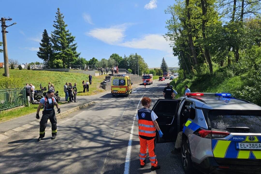 Foto: Nehoda pri Sebechleboch. Osobné auto zrazilo člena motorkárskej skupiny