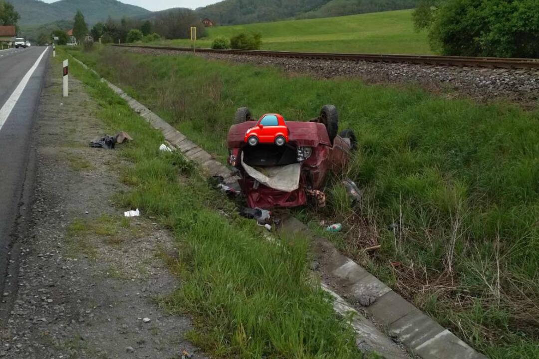 Foto: Dopravná nehoda pred obcou Podzámčok pri Zvolene. Auto skončilo na streche