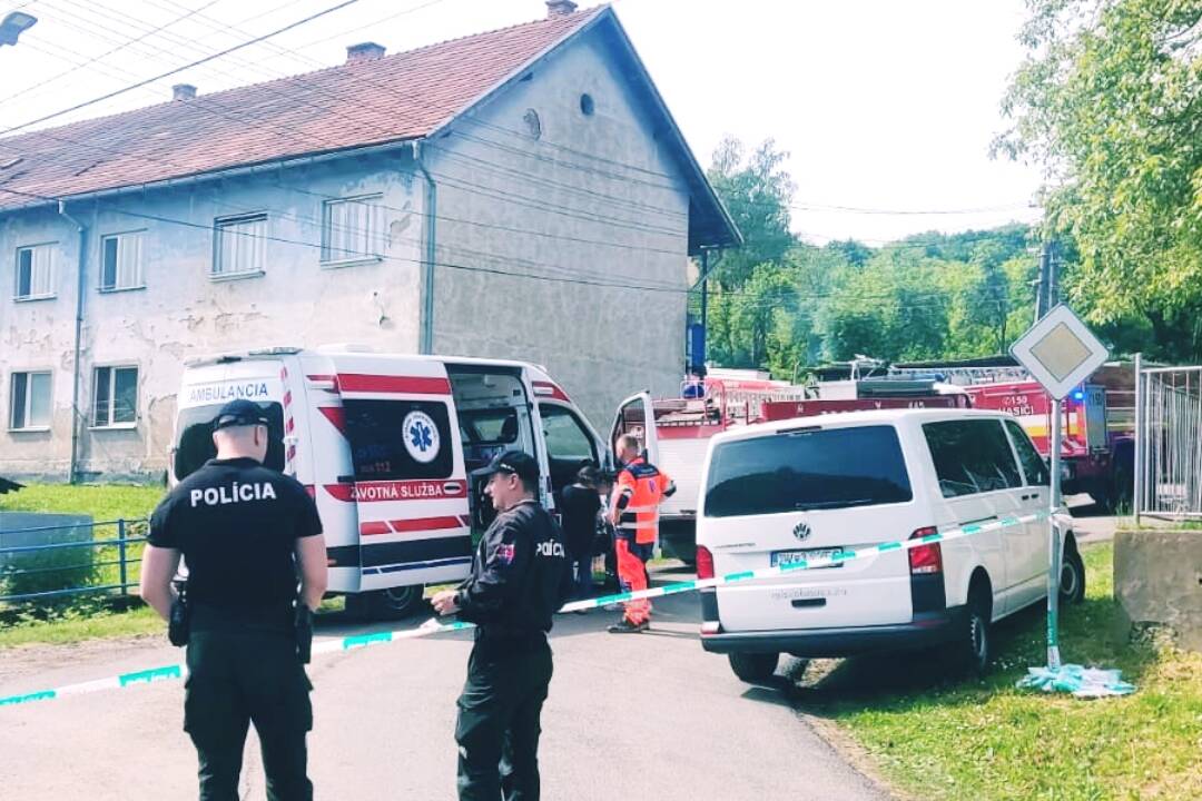 Foto: Výbuch plynu v Cinobani si vyžiadal troch zranených. Jedného previezli do nemocnice