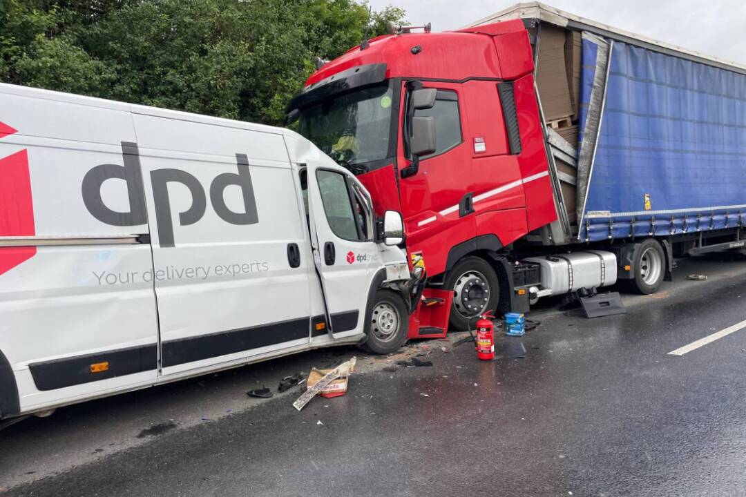 FOTO: Vážna dopravná nehoda dodávky a kamióna pri Pincinej. Jedného vodiča museli letecky transportovať do nemocnice