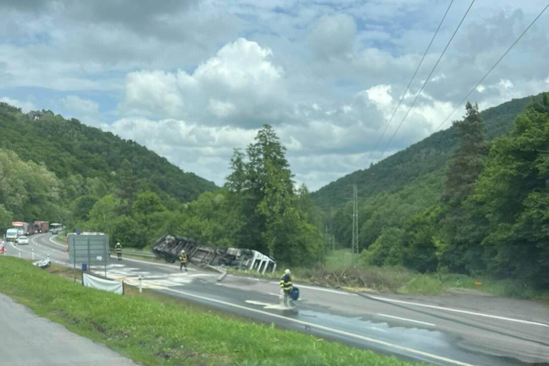 FOTO: Pri Krupine sa prevrátil kamión. Dopravná nehoda spôsobila obmedzenia