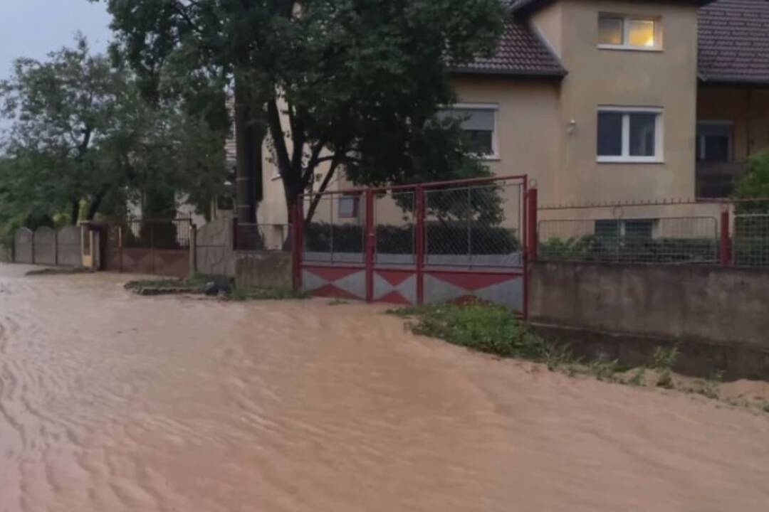 FOTO: Búrka napáchala v dedine pri Rimavskej Sobote veľké škody. Hlavnou cestou sa valilo blato