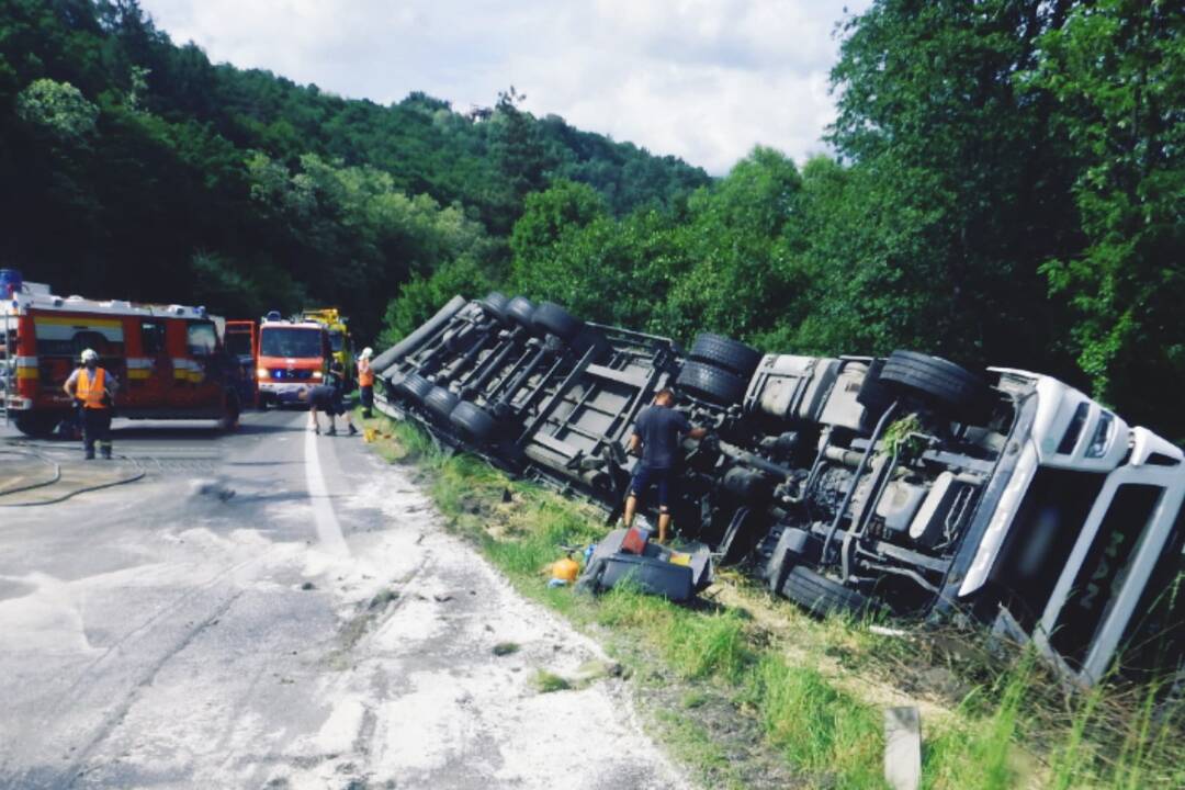 FOTO: Unavený Banskobystričan sa pri Krupine zrazil s kamiónom. Cestu museli uzatvoriť na niekoľko hodín