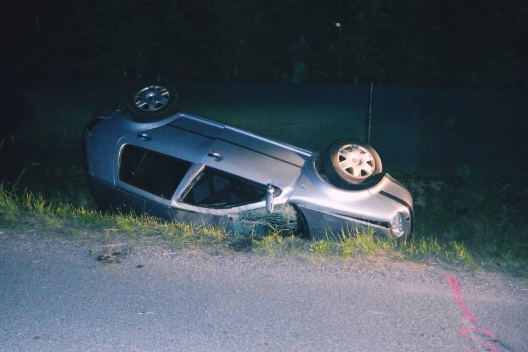 Foto: V Lutile úradoval alkohol za volantom. Prevrátené auto skončilo v priekope