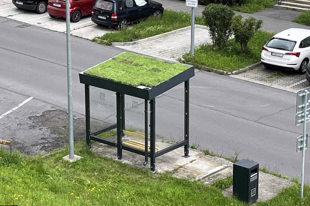 Foto: V Žiari nad Hronom osadili zastávky MHD so zelenými strechami