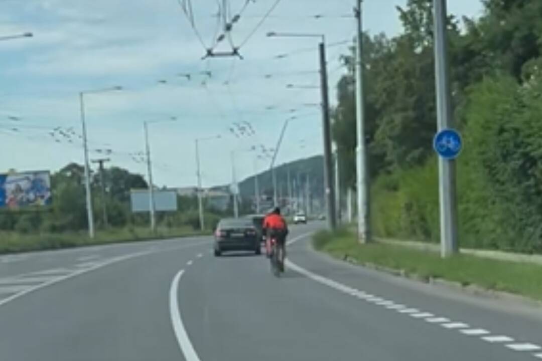 FOTO: Bystričanov nahnevali dvaja cyklisti. Pýtajú sa, prečo nepoužili cyklopruh, ale jazdili za autami