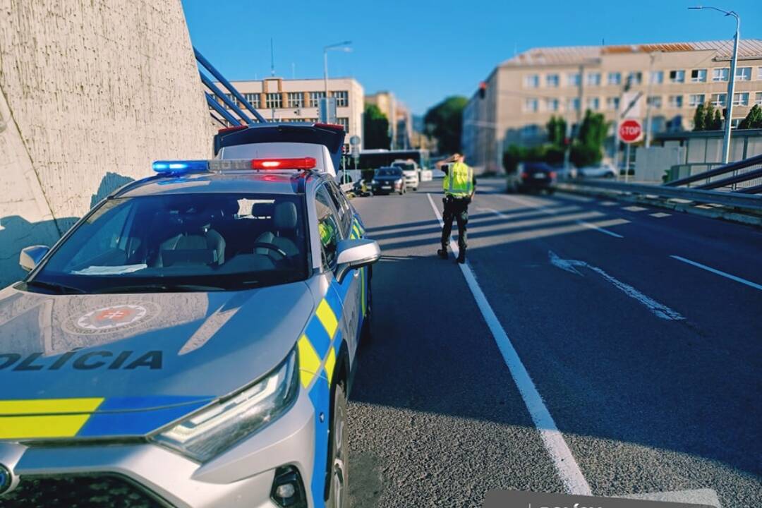 FOTO: Nehoda v Banskej Bystrici: Zrážka osobného vozidla a kolobežky