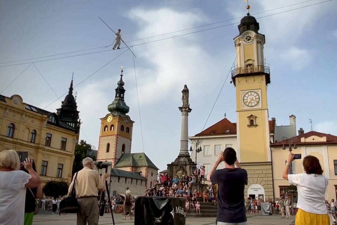 Foto: VIDEO: Ponad banskobystrickým námestím prešiel nemecký povrazochodec. Ľudia boli uchvátení