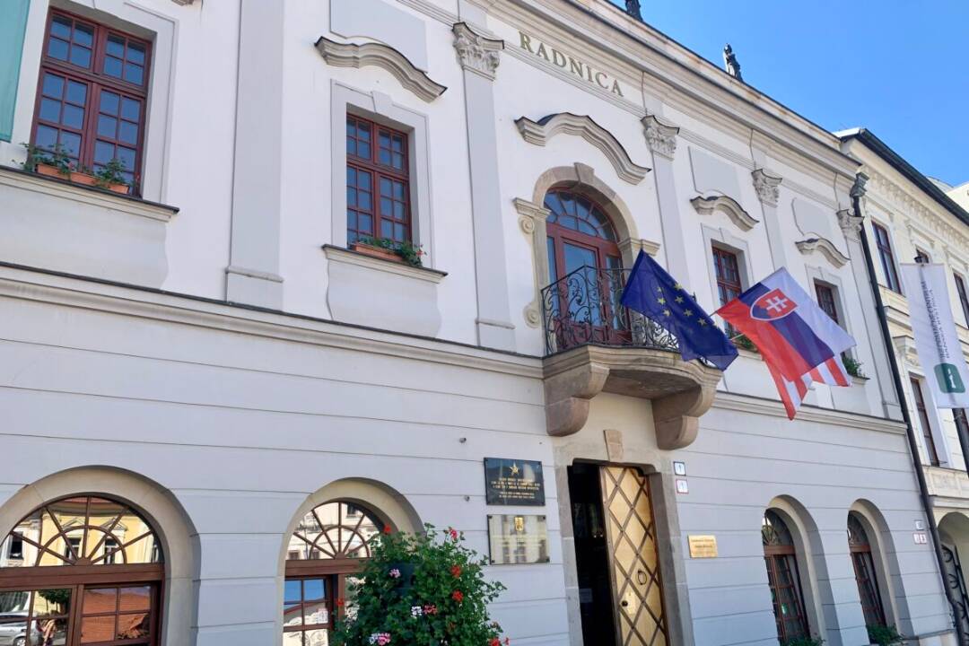 Foto: Banskobystrickú radnicu čaká rekonštrukcia balkóna. Okoloidúci si musia dať pozor