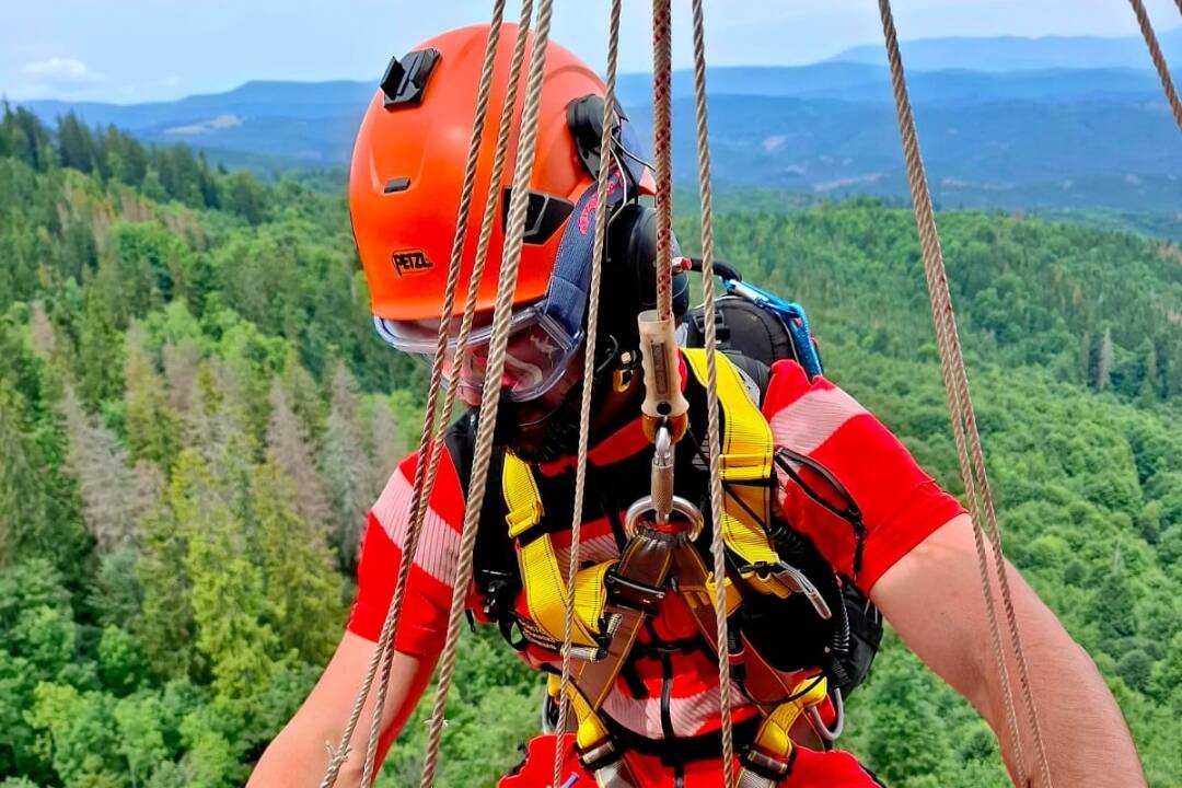 FOTO: Po zraneného pilčíka pri Čiernom Balogu prišiel vrtuľnk, zachraňovali ho priamo v teréne