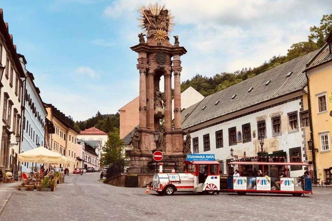 VIDEO: Obľúbený turistický vláčik Štiavnická Anča opäť premáva. Dostane vás k obľúbeným pamiatkam