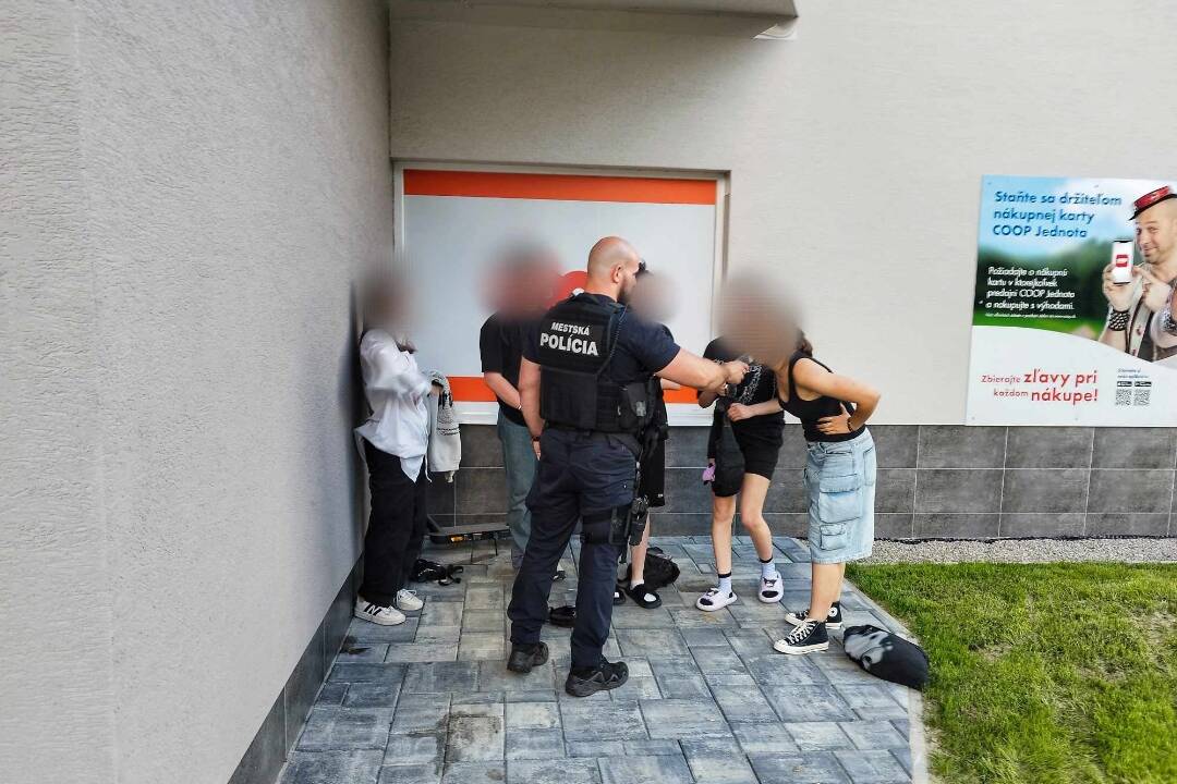 Zvolenská polícia zasahuje proti alkoholu u mladistvých. Prevenčné kontroly sú v plnom prúde