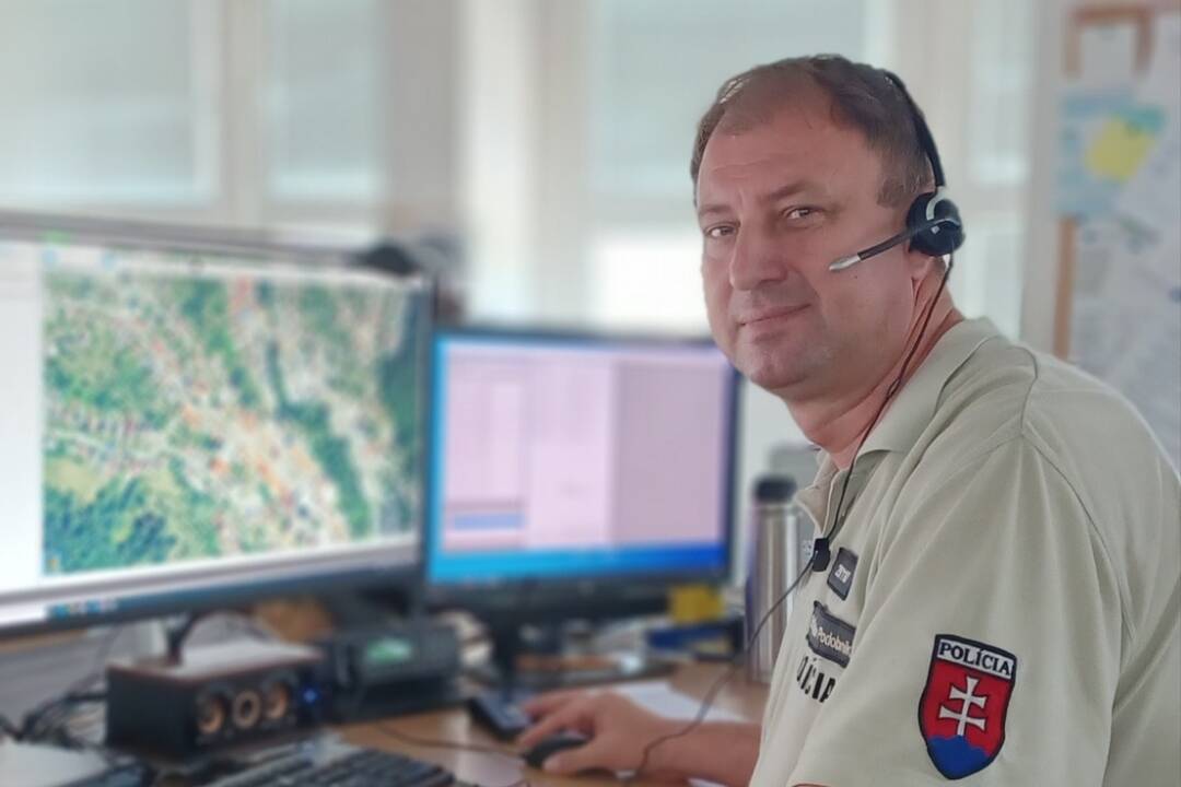 Foto: Pri požiari v Divíne pomáhal nebojácny policajt Radoslav. Hoci nebol v službe, neváhal ani sekundu