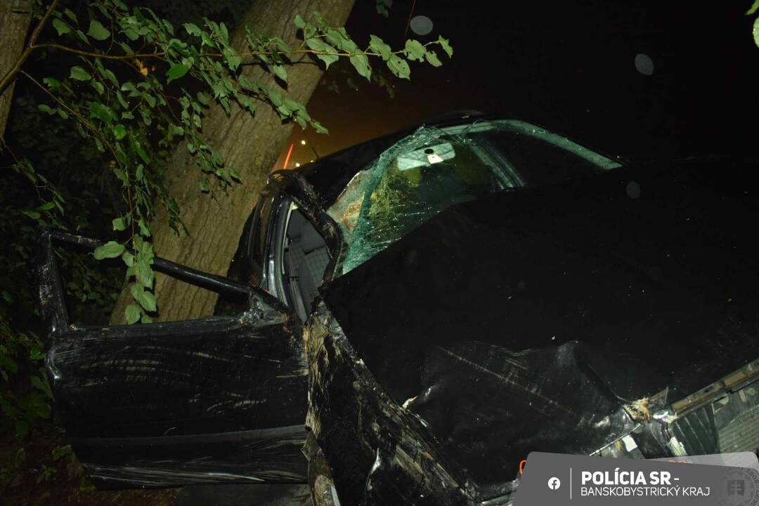 Foto: Vodič v okrese Zvolen nezvládol zbesilú jazdu a skončil v priekope.  V krvi mal niekoľko promile